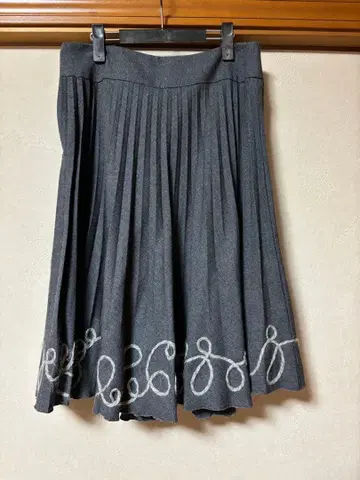 그레이 플리츠 스커트 자수 무릎 기장