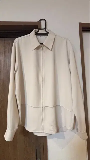 크림색 지퍼 달린 셔츠