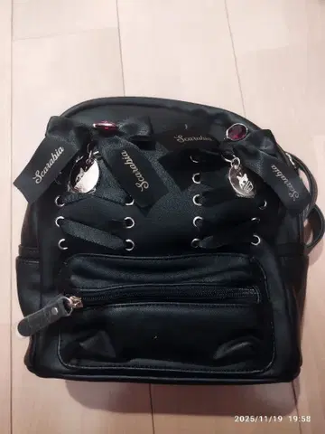 앙크루즈 트위스티드 원더랜드 스칼라비아 백팩