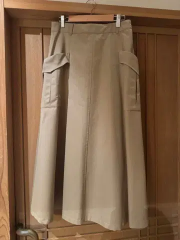 베이지 플레어 스커트 사이드 포켓 포함
