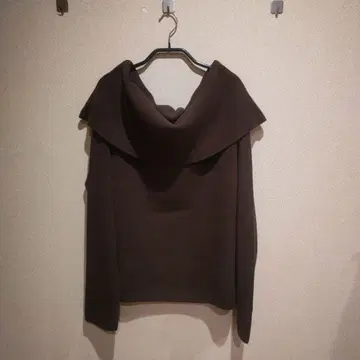 Plage 다크 브라운 오프숄더 니트