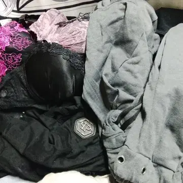 캐주얼 맨투맨과 레이스 브라 세트