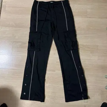블랙 사이드 라인 버튼 부착 팬츠
