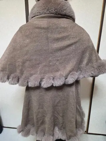 그레이 퍼 포함 판초