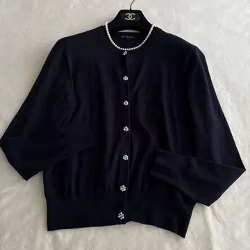 23구 비쥬 버튼 네이비 가디건 네이비 새상품급 긴팔