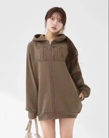 darich 다리치 아플리케 DD 로고 후드티 모카