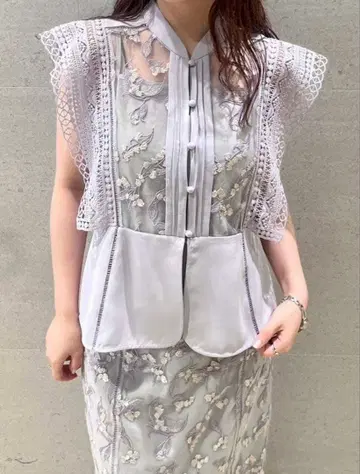 [ 새상품 택 포함 ] 자수 스위칭 블라우스