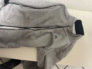 그레이 집업 자켓과 팬츠 세트