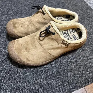 KEEN 스웨이드 슬립온 베이지