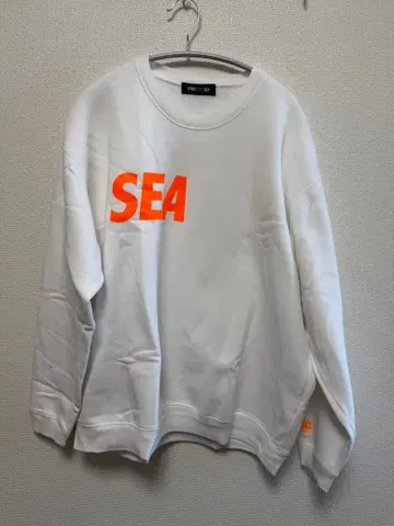 wind and sea 오렌지 크루넥 맨투맨