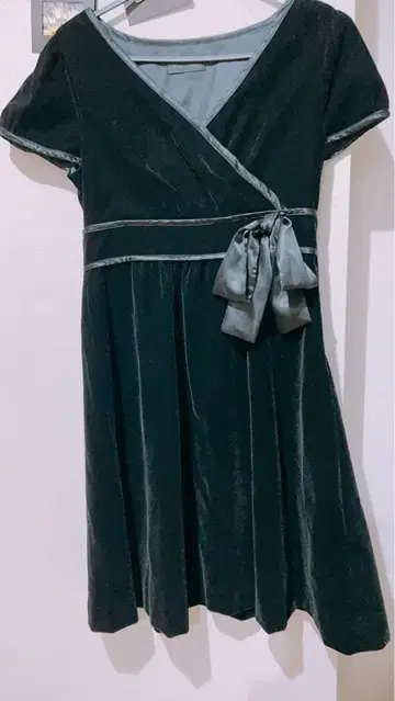 INCED 블랙 반팔 랩 드레스