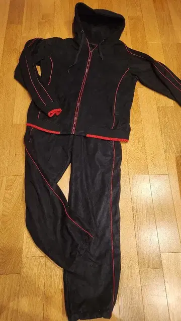 블랙과 빨간색 스웨이드 셋업 속기모로 따뜻하게! size L