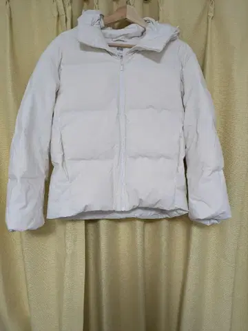 유니클로 심리스 다운 후드티 S 사이즈