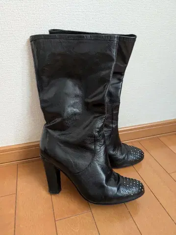 스터드 장식 블랙 가죽 부츠