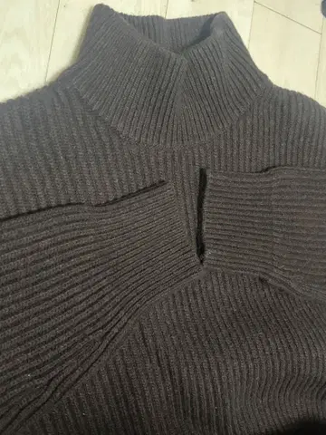 BEAUTY & YOUTH 다크 브라운 터틀넥 스웨터