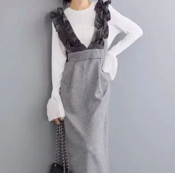 이소재 프릴 숄더 점프수트 그레이