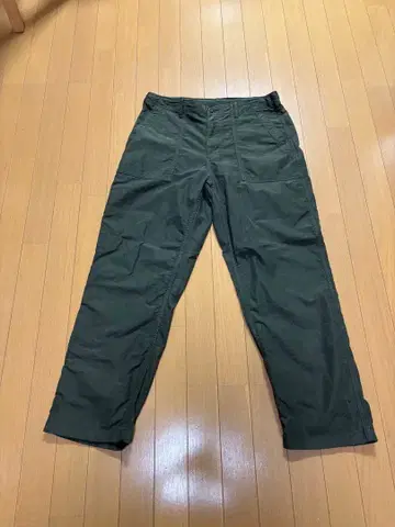 유니클로 베이커 팬츠 M 사이즈 올리브