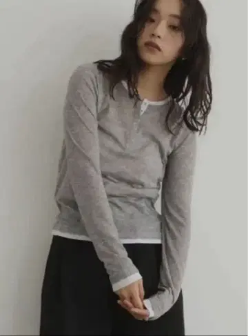 배색 헨리넥 시어 탑 (모크 그레이/hellam 같은 형태)