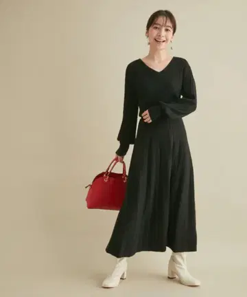 핏앤플레어 실루엣이 예쁜 플리츠 니트 원피스*블랙