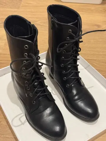블랙 레이스업 부츠 23.0