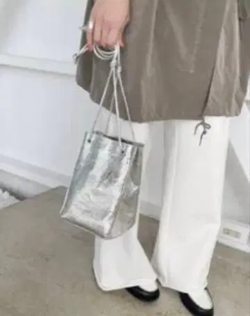 ESLOW 메탈릭 숄더백 실버