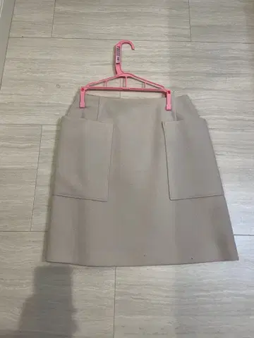 이에나 베이지 프론트 포켓 부착 타이트 스커트