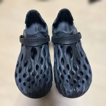 Merrell 블랙 샌들 메쉬 디자인