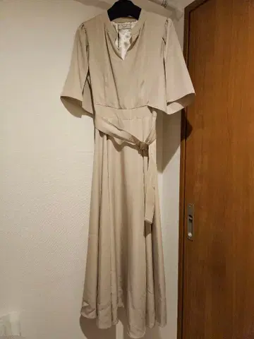 노엘라 베이지 플레어 슬리브 원피스