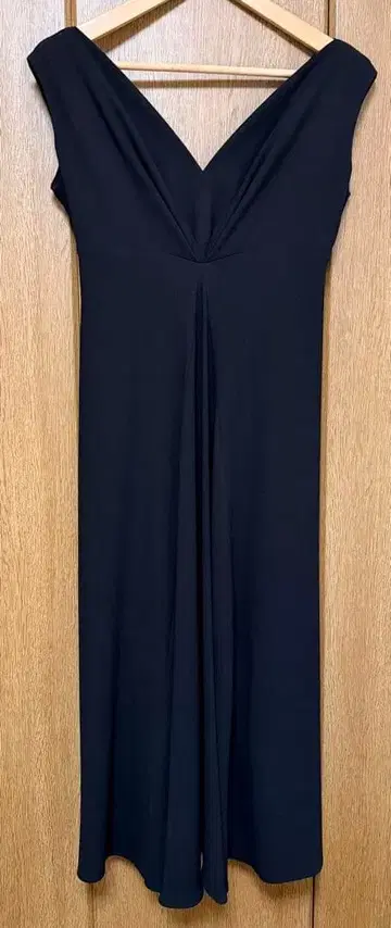 시빌라 오픈백 V넥 드레스