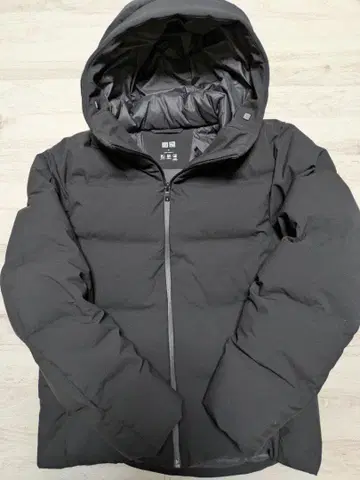 유니클로 심리스 다운 후드티 블랙 M 사이즈 남성용