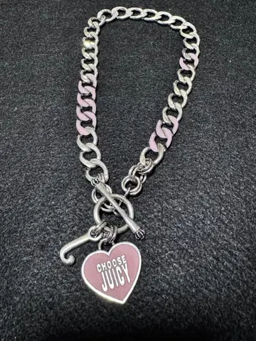 Juicy Couture 하트 참 목걸이