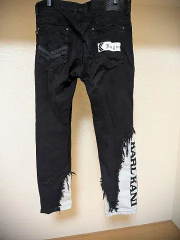 KARL KANI 데미지 가공 슬림핏 팬츠