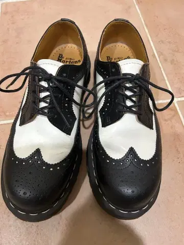 닥터 마틴 블랙/화이트 옥스퍼드 신발