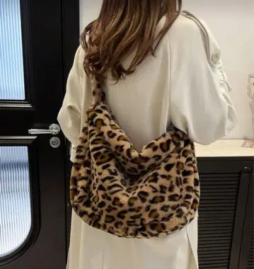 마지막 1개 ZARA 장르 해외 브랜드 레오파드 무늬 퍼 사선 숄더백