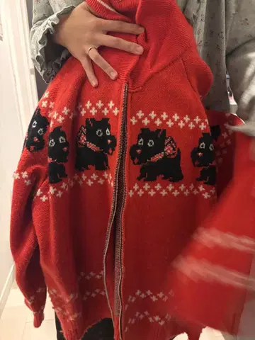 빨간 개 자수 집업 니트