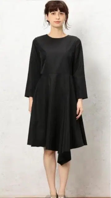 비대칭 블랙 플레어 원피스