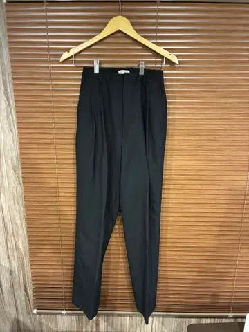 CMNN SWDN 블랙 슬랙스