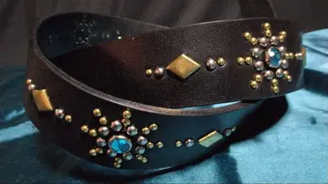 도치기 가죽 스터드 벨트 블랙 니켈&브라스 아크릴 아쿠아 블루