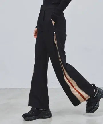 casane 사이드 라인 컬러 팬츠 블랙
