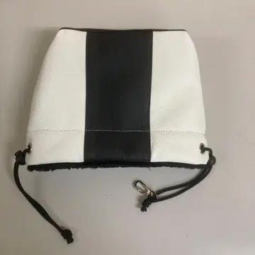 일본산 슈링크 가죽을 사용한 아이언 커버 화이트 x 블랙