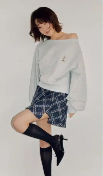 Lily Bear 원숄더 리본 맨투맨