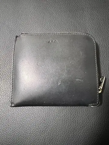 A.P.C. 블랙 가죽 접이식 지갑