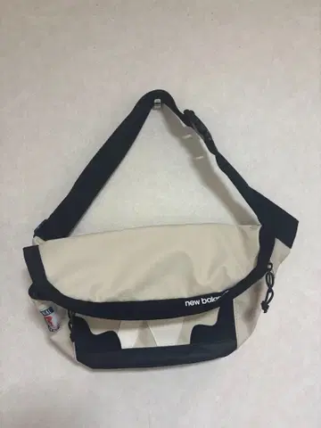 new balance 숄더백 베이지/블랙