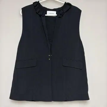 LOURMARIN 프릴 달린 슬리브리스 베스트 블랙