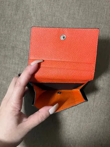 오렌지와 블랙의 이단 접이식 지갑
