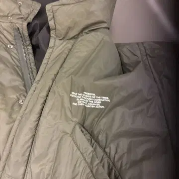 올리브 그린 후드 부착 다운 자켓