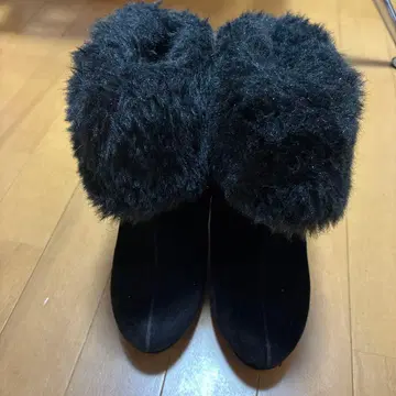 퍼 달린 블랙 스웨이드 힐 부츠