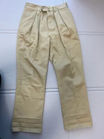 NEAT 플리츠 베이지 치노 팬츠