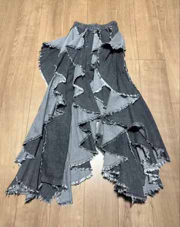 노기자카46 카키 하루카 씨 착용 프릴 디자인 스파이럴 데님 팬츠