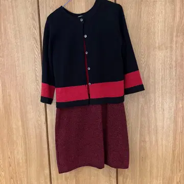 다크 네이비와 핑크의 니트 원피스 (슬리브리스)와 가디건